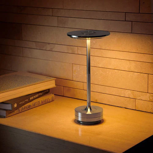 Dimbare NordicaLight LED tafellamp past lichtintensiteit aan voor elke sfeer, oplaadbaar en draadloos.