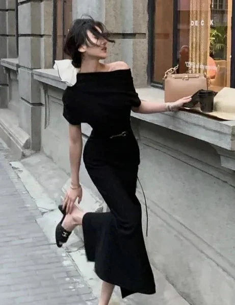 Trendy zwarte off-shoulder bodycon zomerjurk voor dames, met een slanke pasvorm en moderne uitstraling.