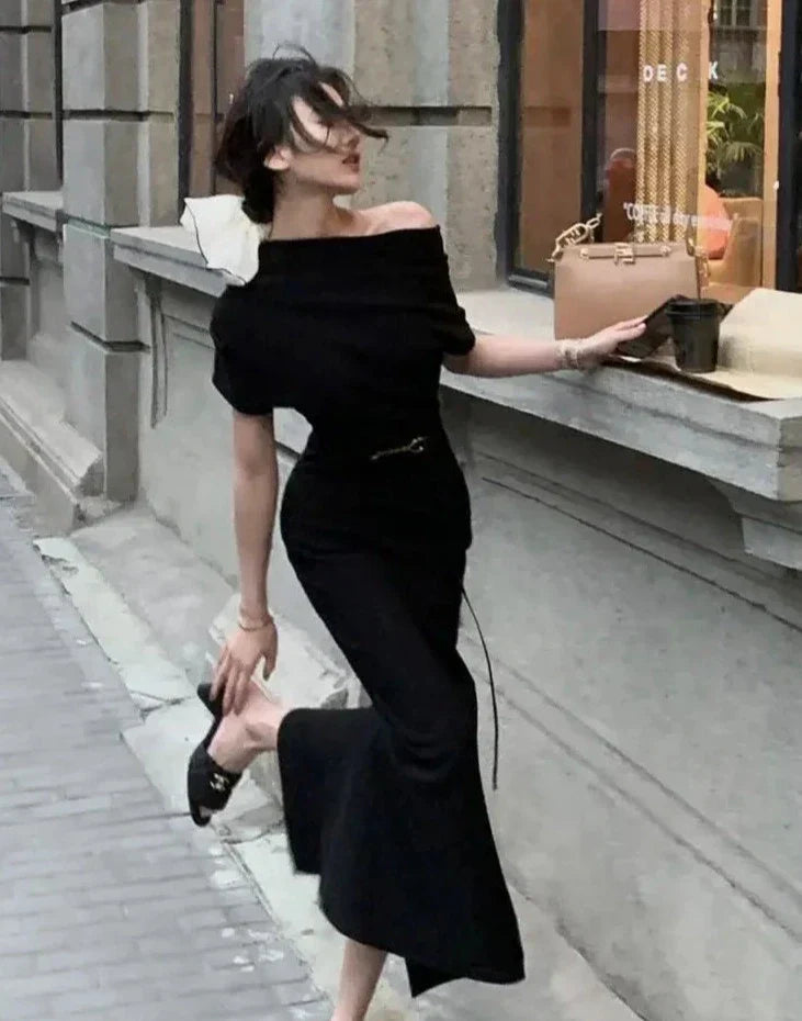 Stijlvolle bodycon maxi jurk in beige met verleidelijk off-shoulder detail, gemaakt van een zachte, vloeiende stof.