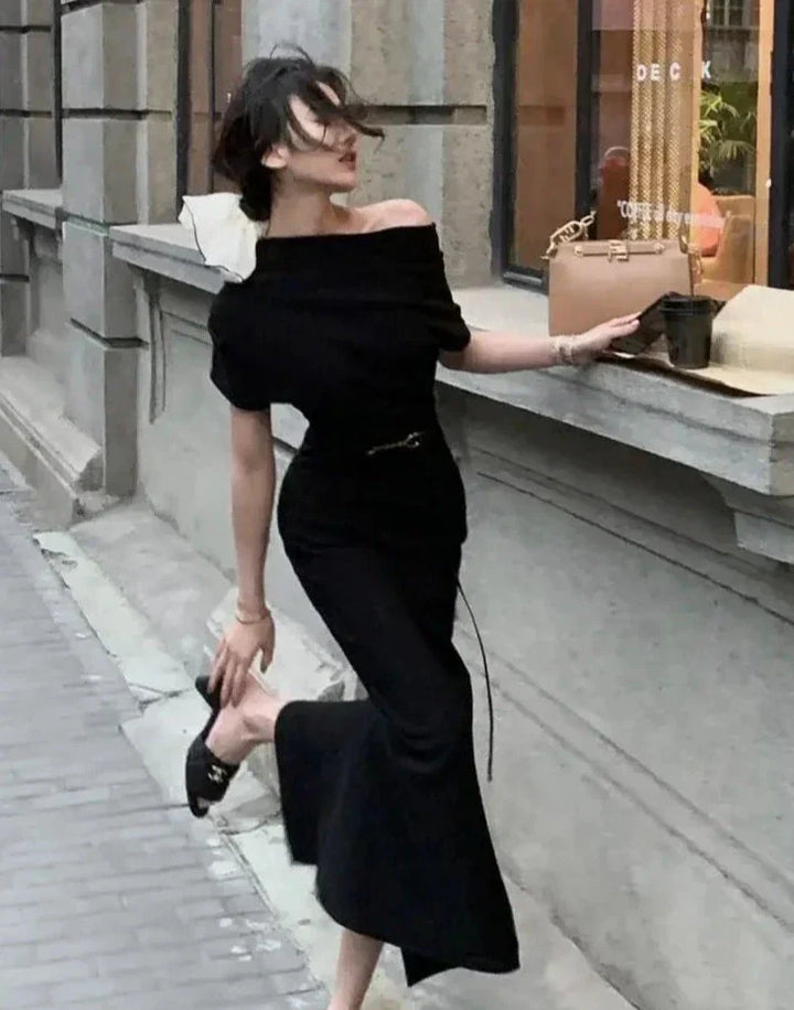 Stijlvolle bodycon maxi jurk in beige met verleidelijk off-shoulder detail, gemaakt van een zachte, vloeiende stof.