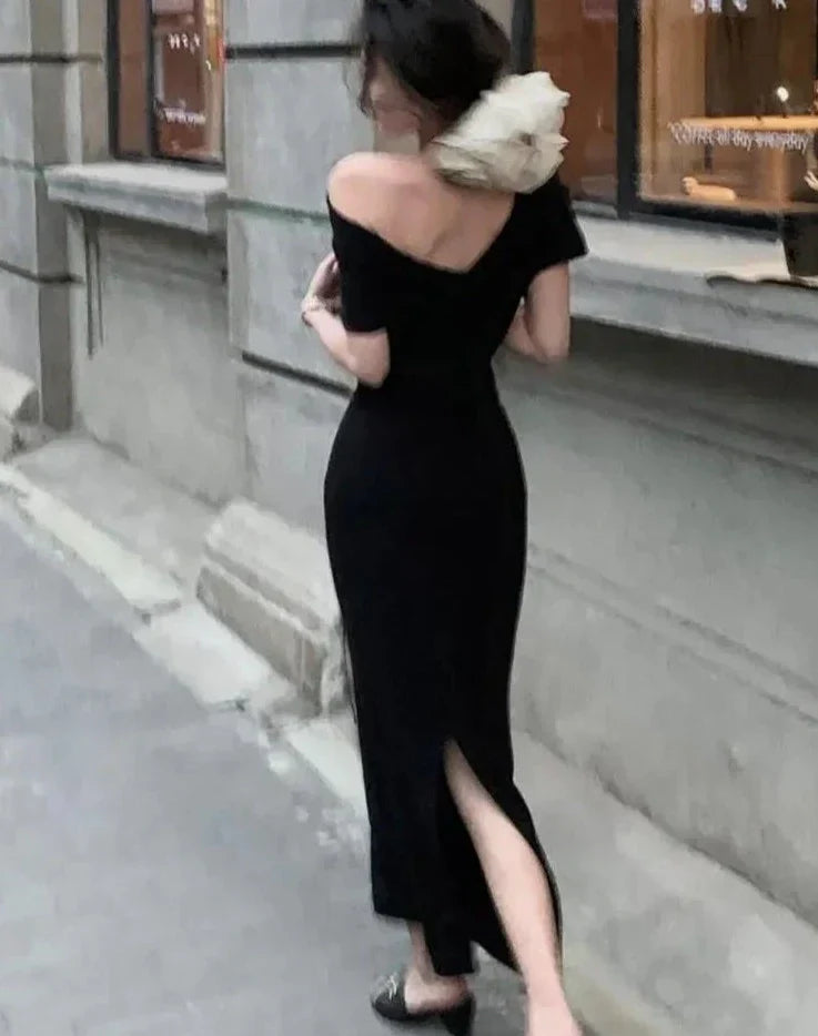 Flatterende off-shoulder bodycon maxi jurk voor dames, creëert een elegant silhouet, ideaal als trendy feestjurk.