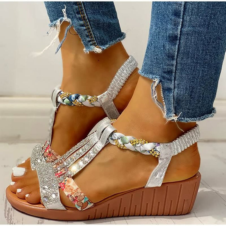 Comfortabele gouden dames slippers met bohemian stijl. Modieuze zomerschoenen voor elke casual gelegenheid.