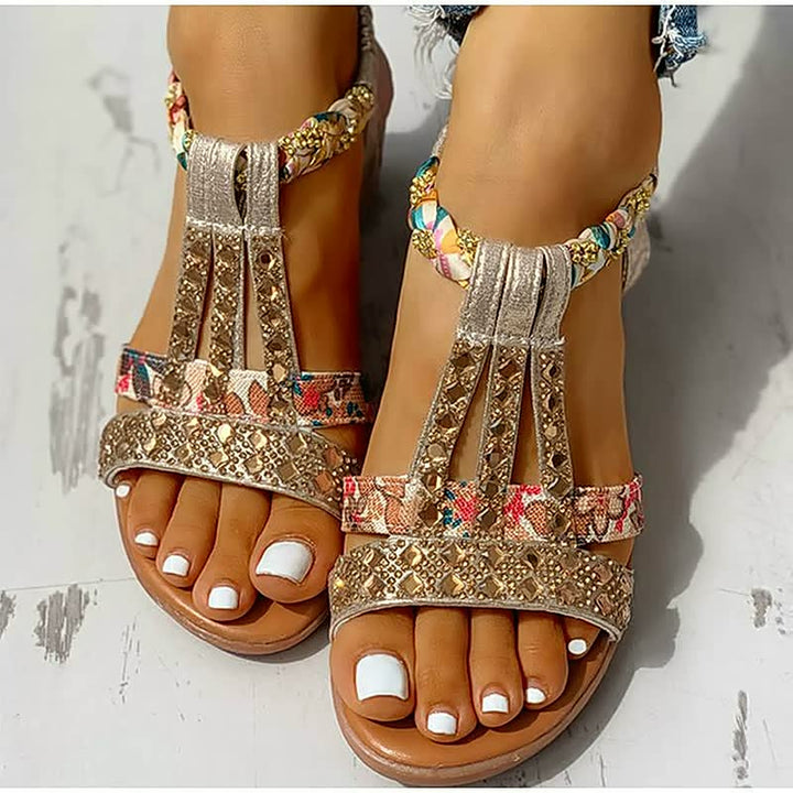 Bohemian dames slippers met comfortabele sleehak. Stijlvolle zomerschoenen, perfect voor een elegante strandlook.