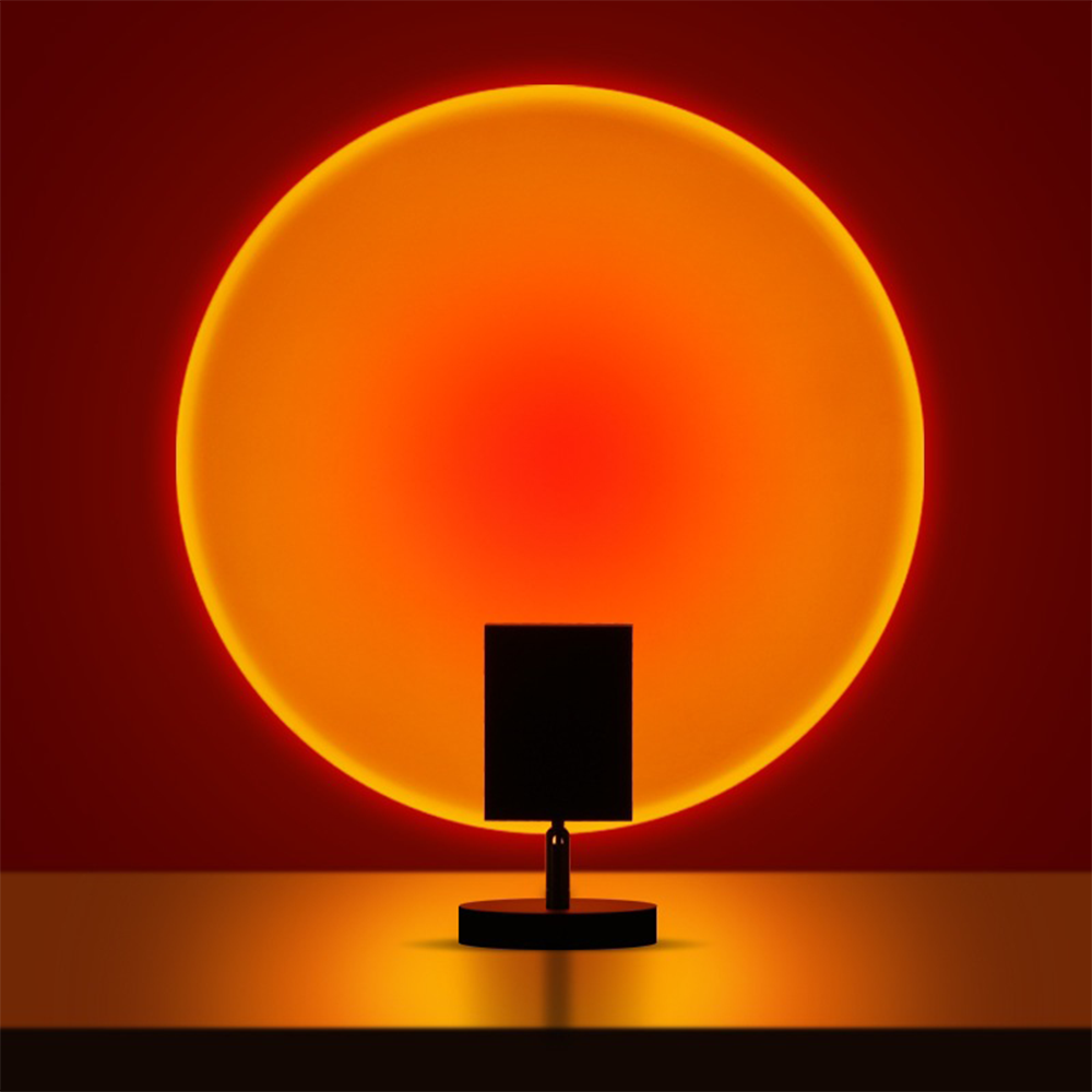 Elegante retro tafellamp met sfeervol zonsonderganglicht, perfect voor woonkamer en slaapkamer.