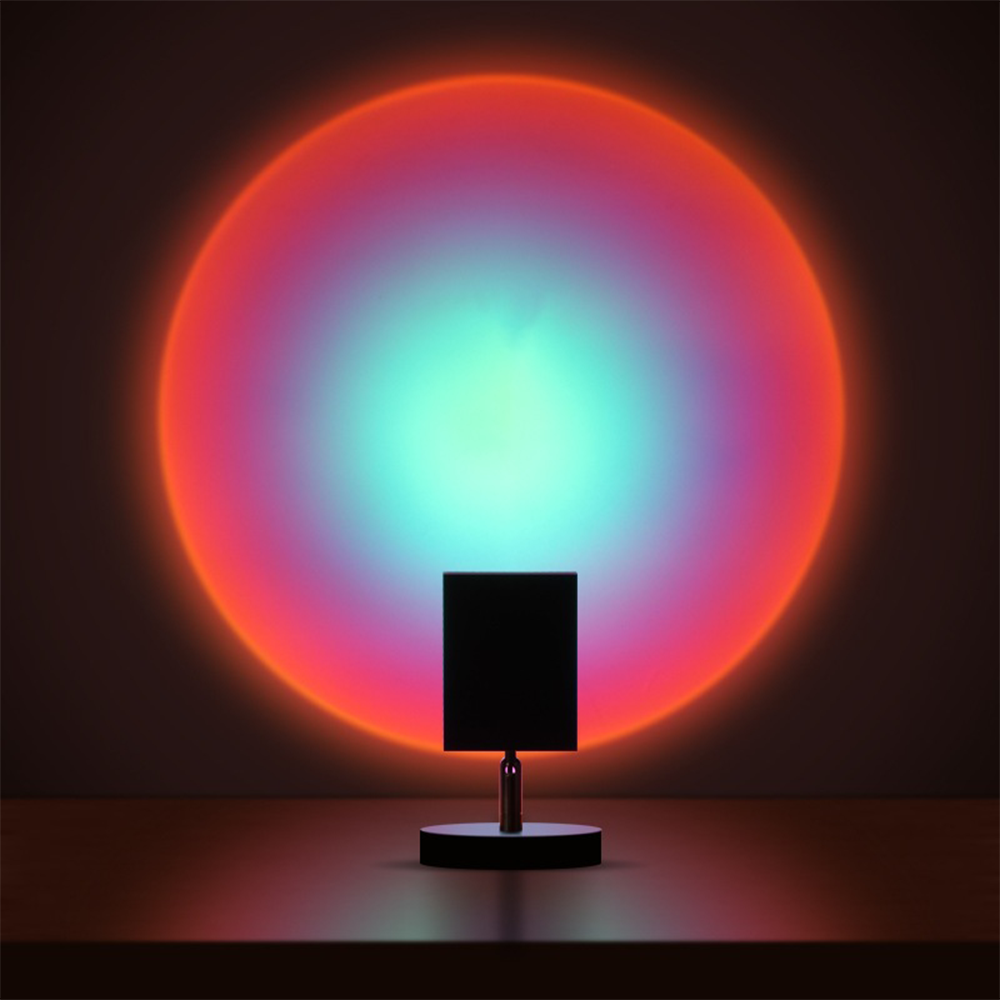 Retro design tafellamp met warme LED zonsonderganglicht projectie voor gezellige sfeerverlichting thuis.