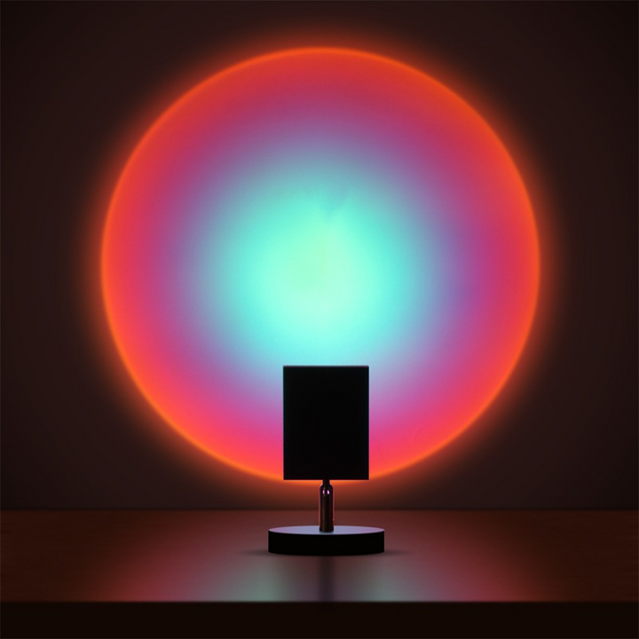 Retro design tafellamp met warme LED zonsonderganglicht projectie voor gezellige sfeerverlichting thuis.