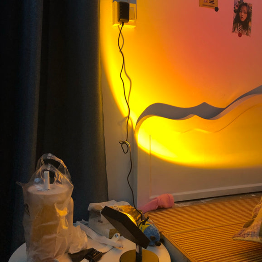 Sfeervolle LED tafellamp met uniek zonsondergang effect; ideale interieurdecoratie voor elk vertrek.