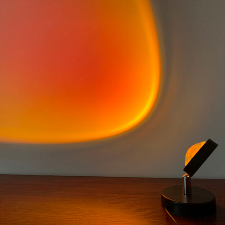 Tafellamp met zonsonderganglicht, brengt een kalmerende, warme gloed in elke retro-geïnspireerde ruimte.