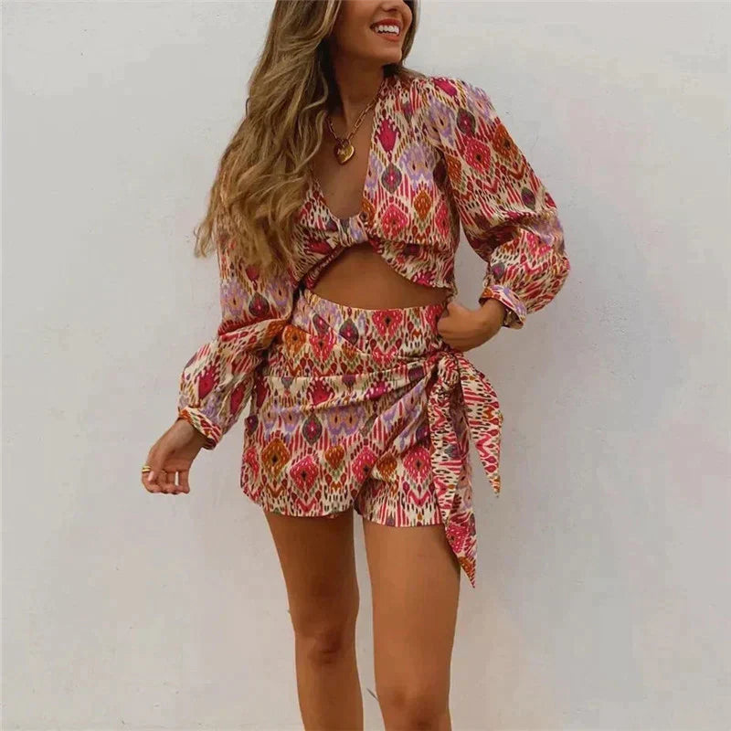 Elegante rode dames tweedelige wikkelrokset met blouse voor een chique zomerse of lente outfit.