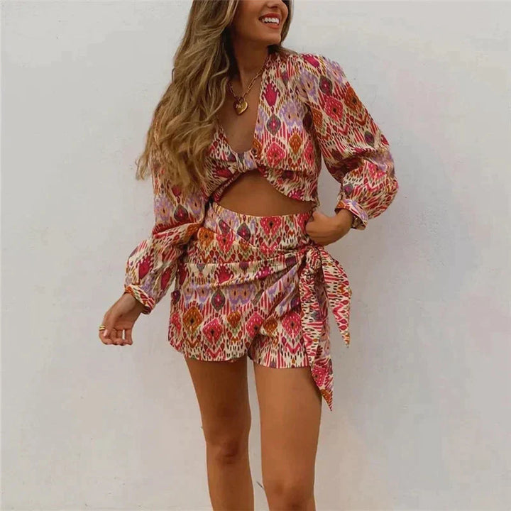 Elegante rode dames tweedelige wikkelrokset met blouse voor een chique zomerse of lente outfit.