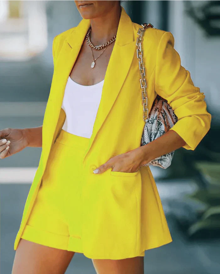 Comfortabele gele dameskleding blazer en shorts set, veelzijdig voor elegant of casual gebruik.