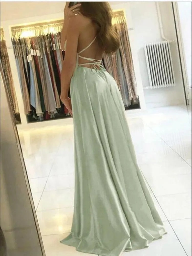 Elegante roze Sophie maxi jurk met vloeiende stof en stijlvolle zijsplit voor dames. Perfecte zomer- of avondjurk.