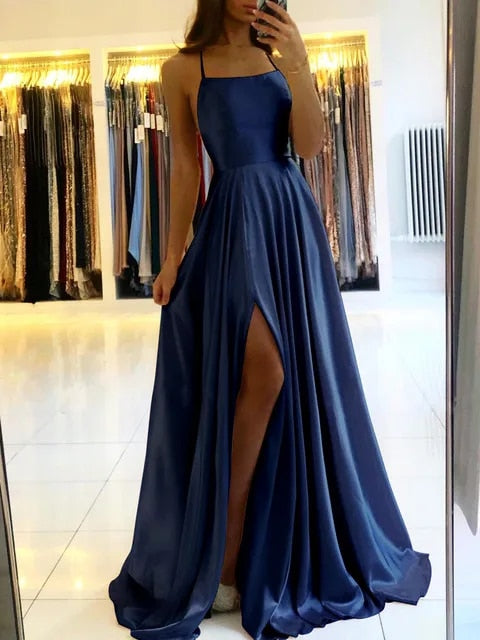 Stijlvolle dames maxi jurk Sophie met elegante zijsplit en vloeiende pasvorm, ideaal voor zomerse gelegenheden.