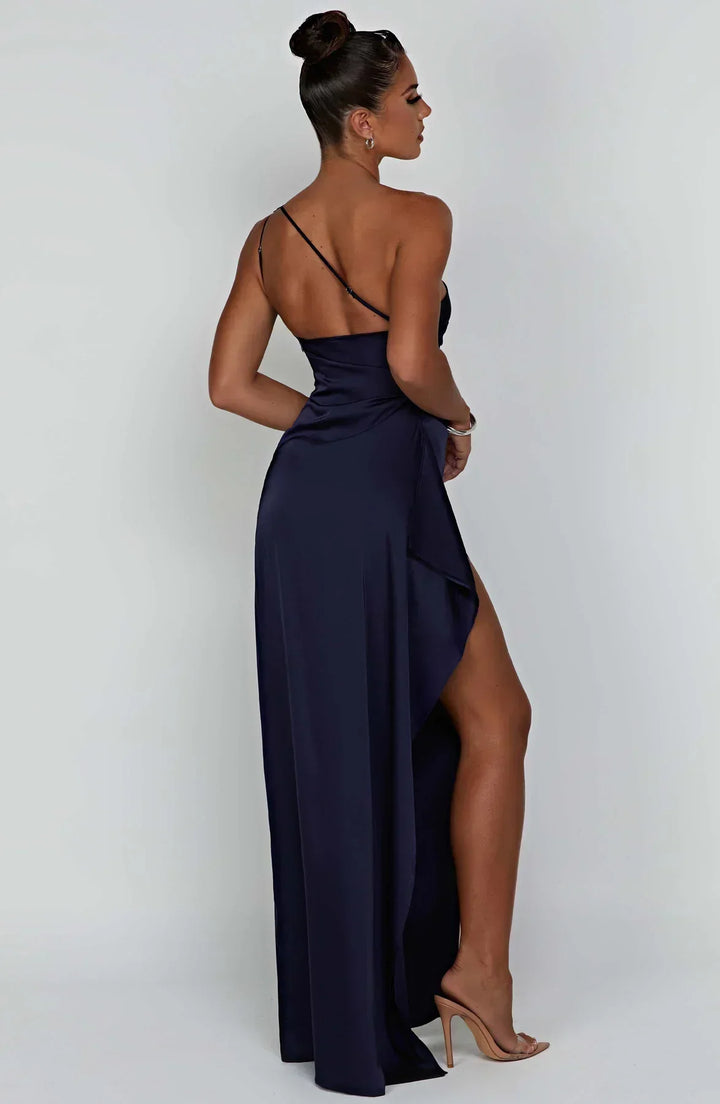 "Elegante satijnen avondjurk met één-schouder asymmetrisch ontwerp, hoge zijsplit en flatterende pasvorm, ideaal voor gala's.