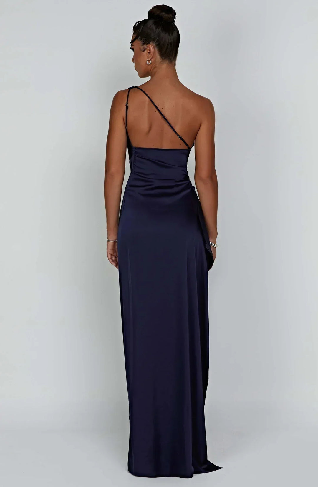 "Elegante satijnen avondjurk met één-schouder asymmetrisch ontwerp, hoge zijsplit en flatterende pasvorm, ideaal voor gala's.