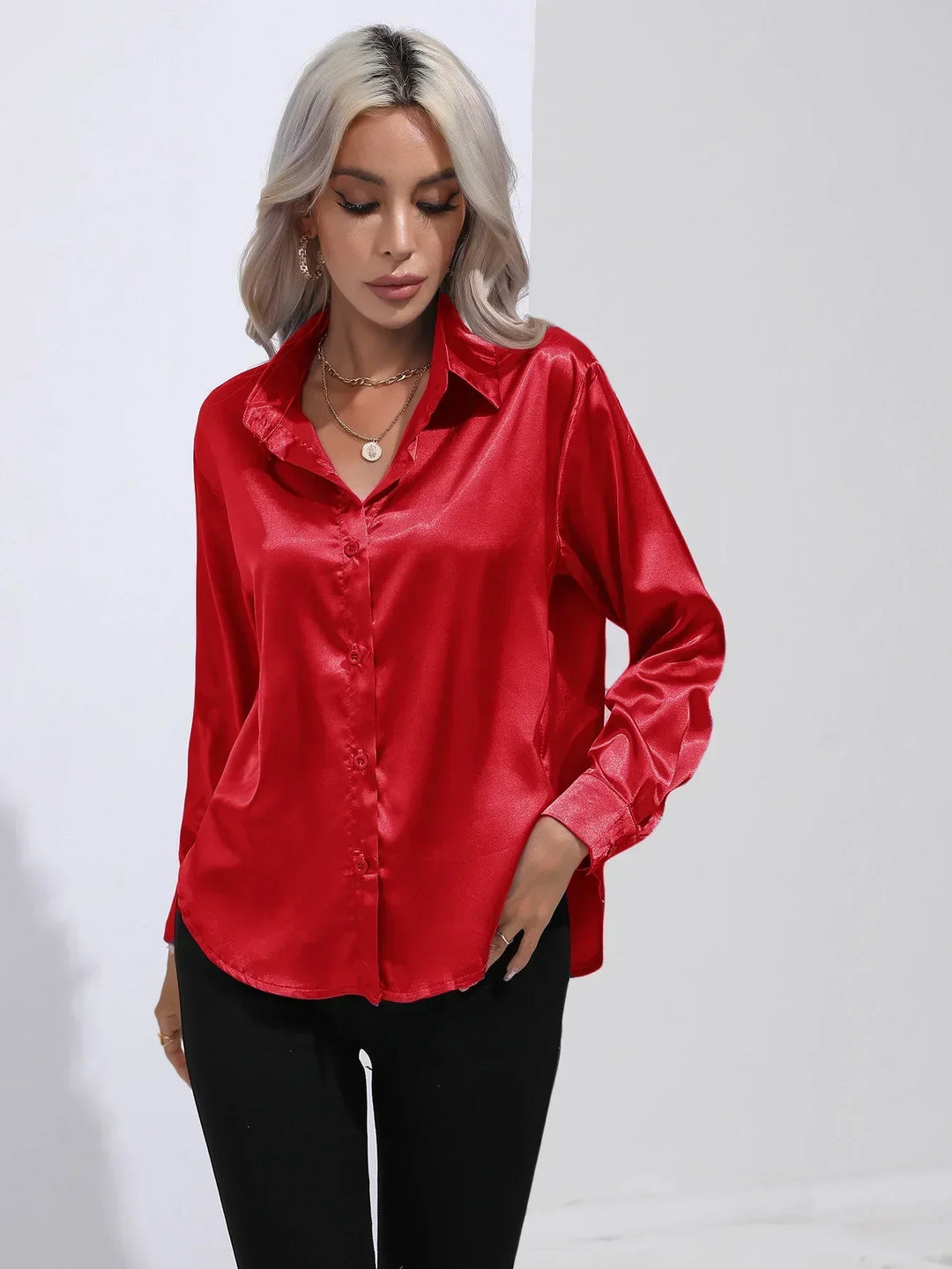 "Elegante satijnen blouse voor dames met glanzende afwerking en lange mouwen, perfect voor zakelijke en avondoutfits."