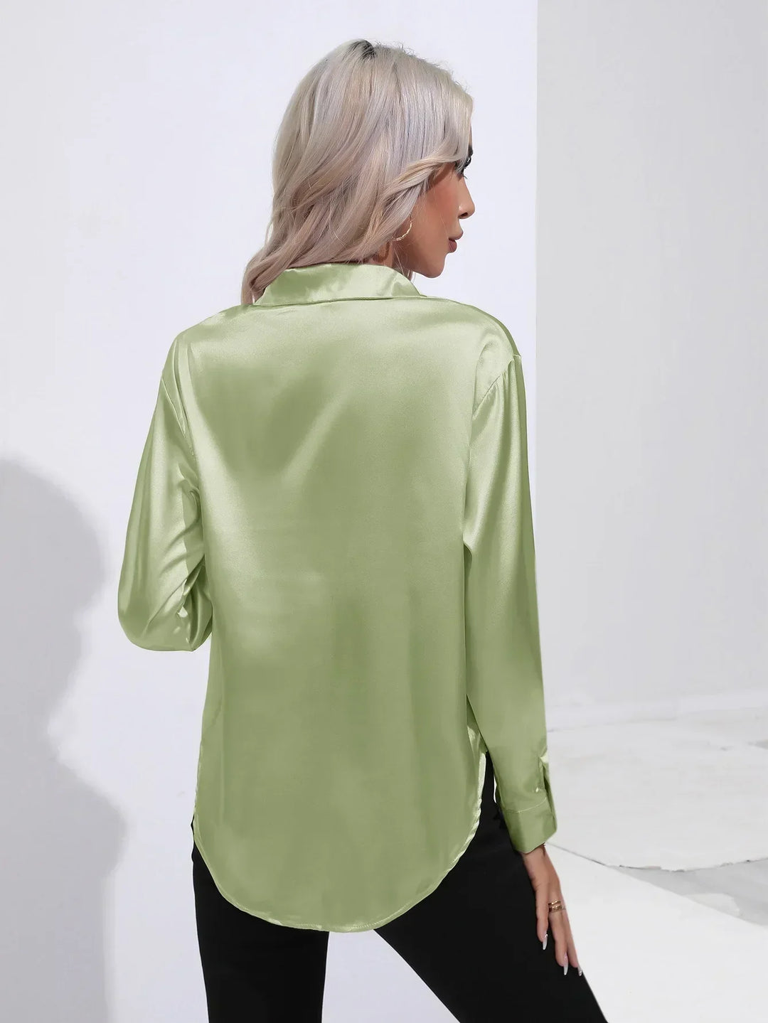 "Elegante satijnen blouse voor dames met glanzende afwerking en lange mouwen, perfect voor zakelijke en avondoutfits."