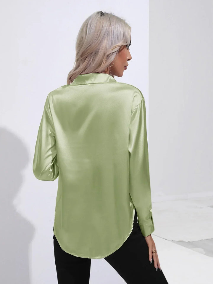"Elegante satijnen blouse voor dames met glanzende afwerking en lange mouwen, perfect voor zakelijke en avondoutfits."