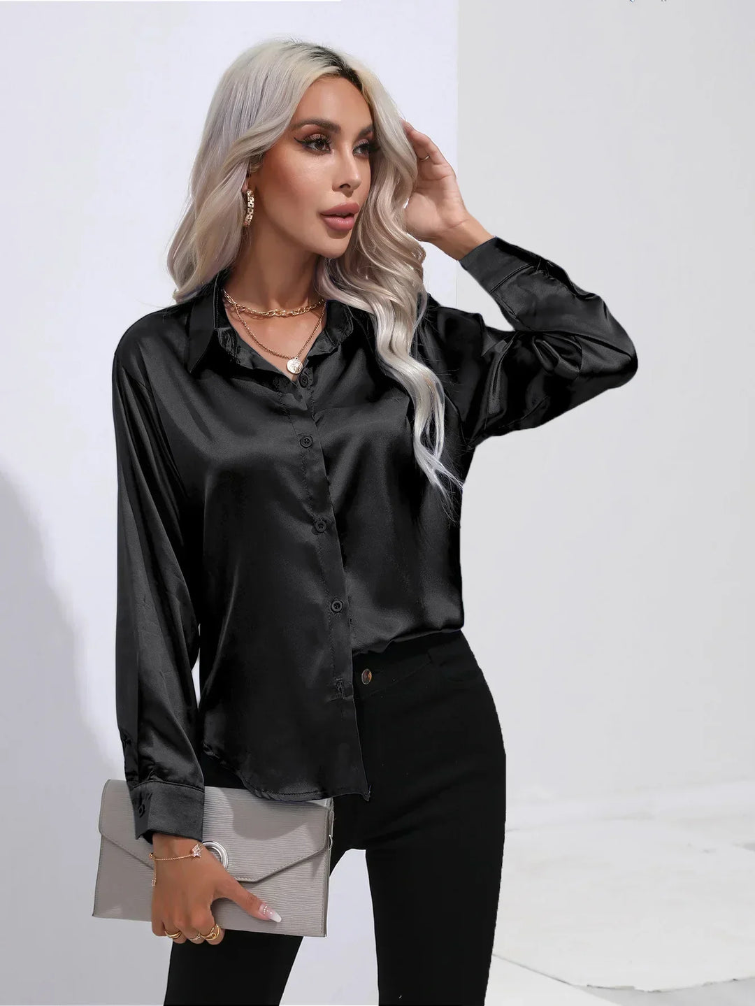 "Elegante satijnen blouse voor dames met glanzende afwerking en lange mouwen, perfect voor zakelijke en avondoutfits."