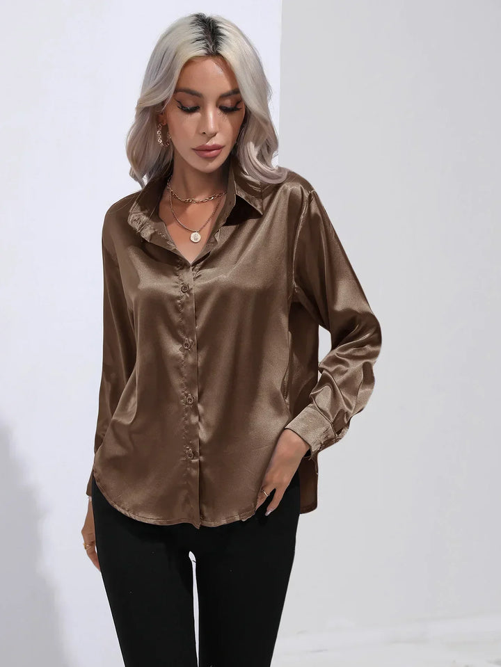 "Elegante satijnen blouse voor dames met glanzende afwerking en lange mouwen, perfect voor zakelijke en avondoutfits."