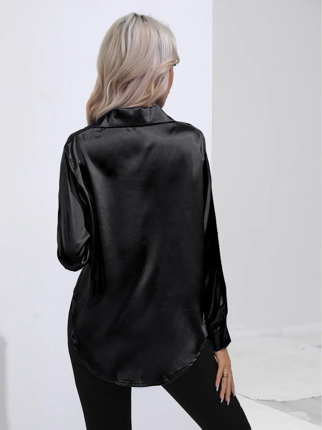 "Elegante satijnen blouse voor dames met glanzende afwerking en lange mouwen, perfect voor zakelijke en avondoutfits."
