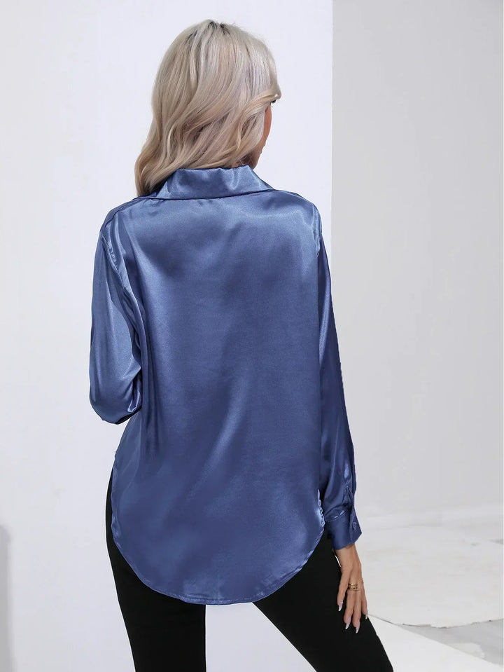 "Elegante satijnen blouse voor dames met glanzende afwerking en lange mouwen, perfect voor zakelijke en avondoutfits."