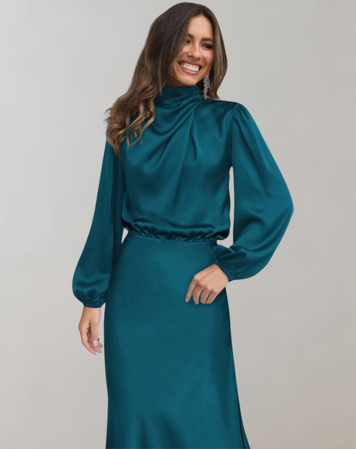 Elegante satijnen damesjurk met lange mouwen, perfect voor avondkleding en feesten. Nieuwe collectie.