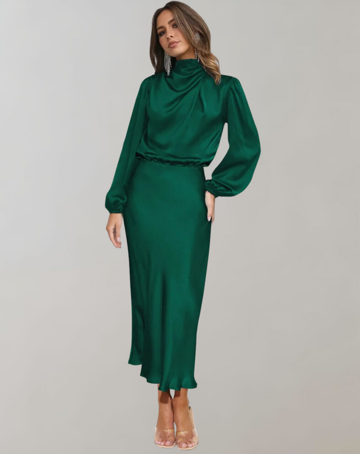 Nieuwe collectie feestjurk: elegante satijnen damesjurk met lange mouwen voor gala en cocktails.