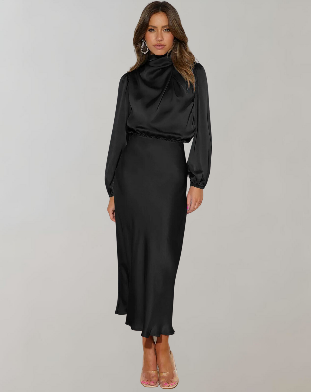Model draagt een elegante satijnen damesjurk met lange mouwen, ideaal voor een formele avondlook.