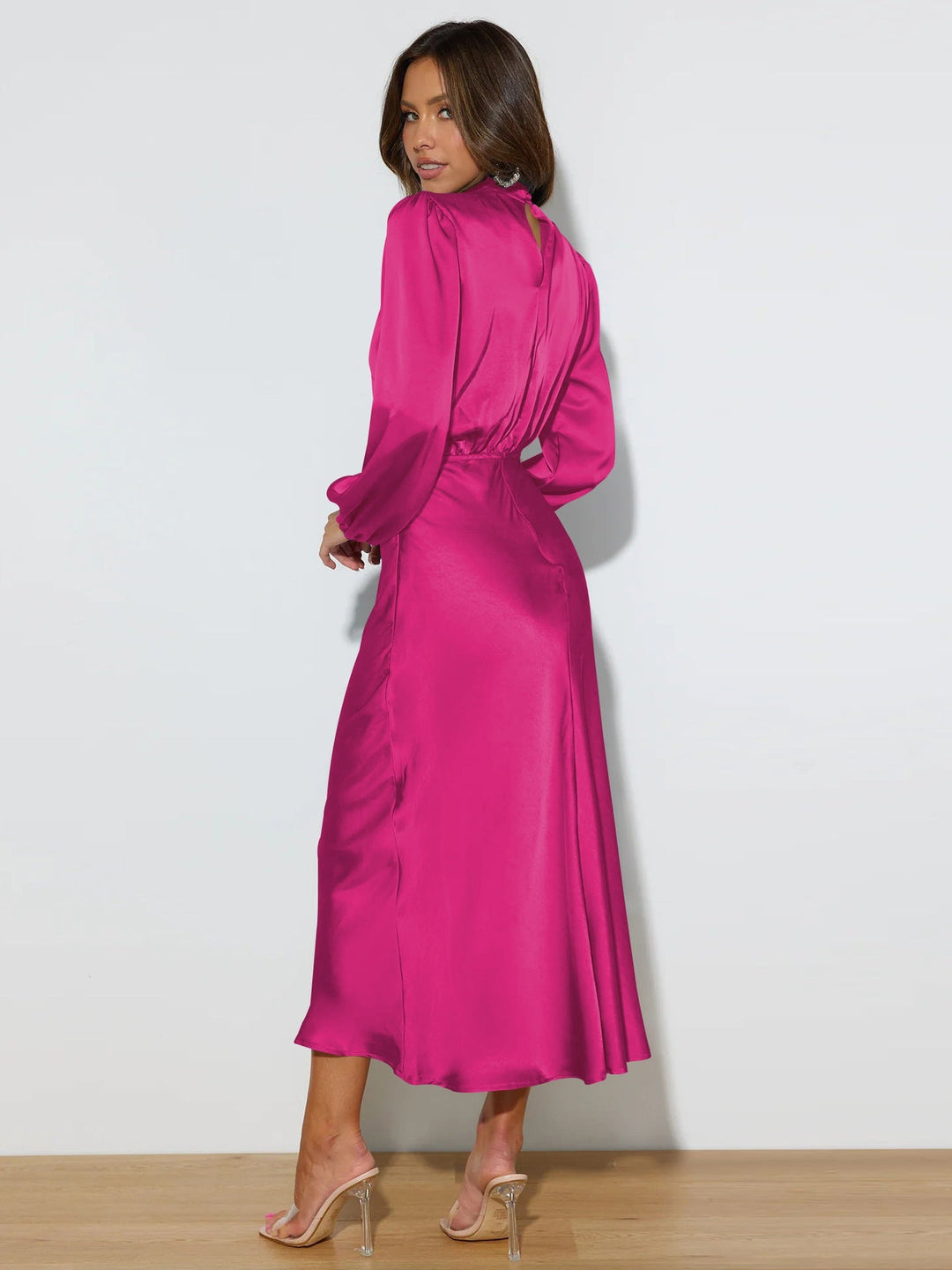 Dames satijnen jurk met lange mouwen; een elegante en veelzijdige avondjurk voor chique events.