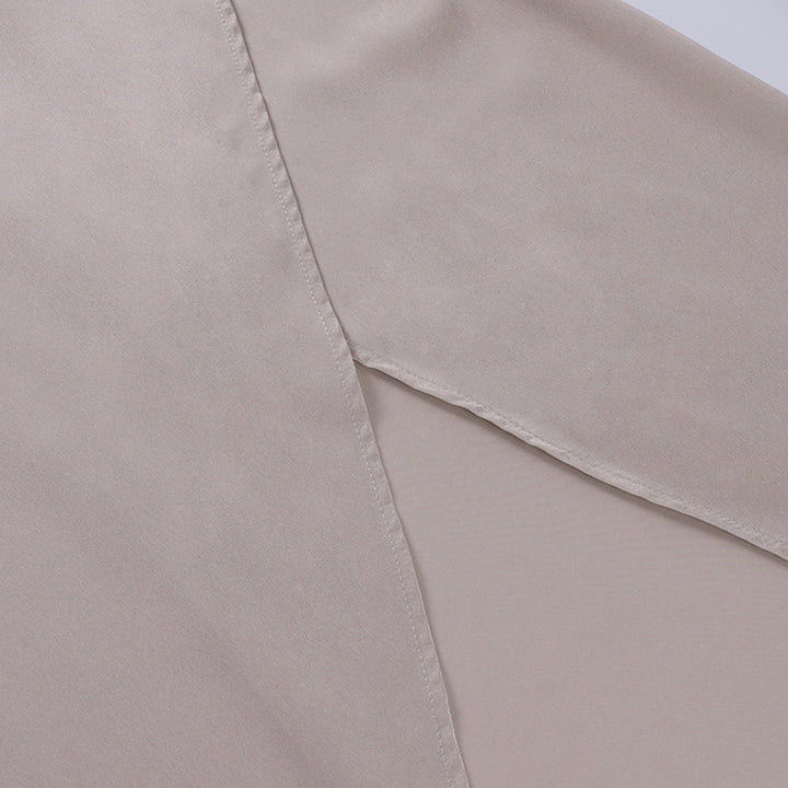 "Elegante Seraphina maxi jurk in zwart, lange vloeiende lijnen, flatterende pasvorm, perfect voor speciale gelegenheden."