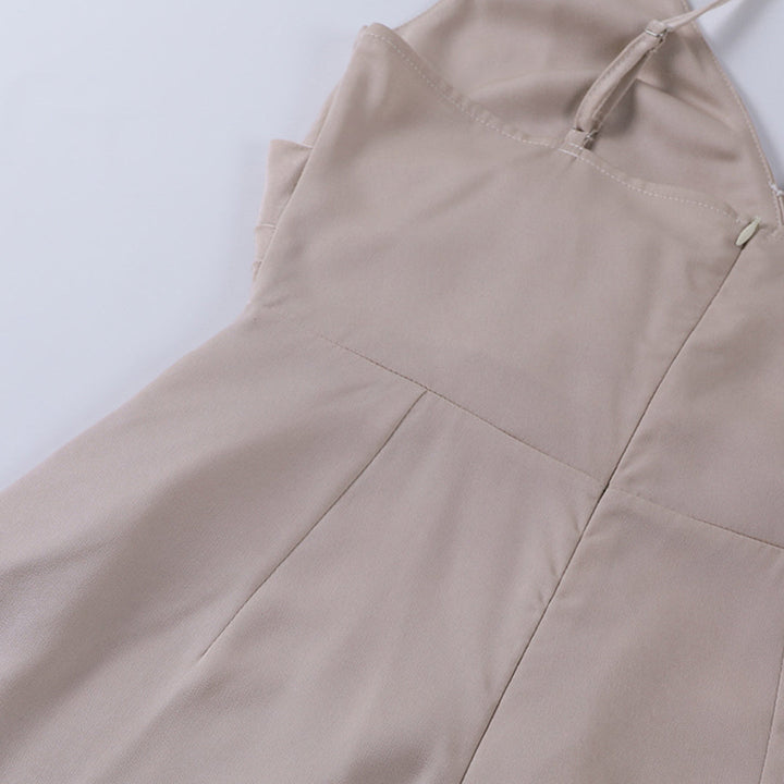 "Elegante Seraphina maxi jurk in zwart, lange vloeiende lijnen, flatterende pasvorm, perfect voor speciale gelegenheden."