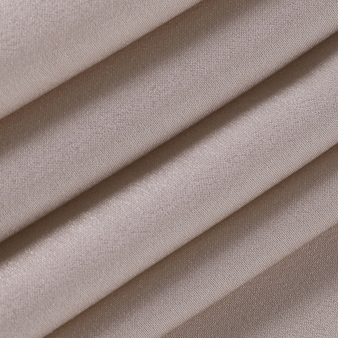 "Elegante Seraphina maxi jurk in zwart, lange vloeiende lijnen, flatterende pasvorm, perfect voor speciale gelegenheden."