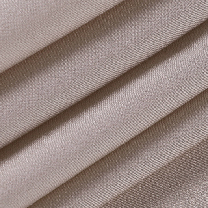 "Elegante Seraphina maxi jurk in zwart, lange vloeiende lijnen, flatterende pasvorm, perfect voor speciale gelegenheden."
