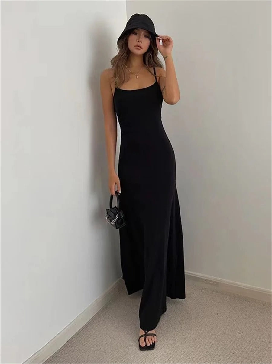 Stijlvolle dames zomerjurk met spaghettibandjes, perfect voor een elegante casual look op warme dagen.
