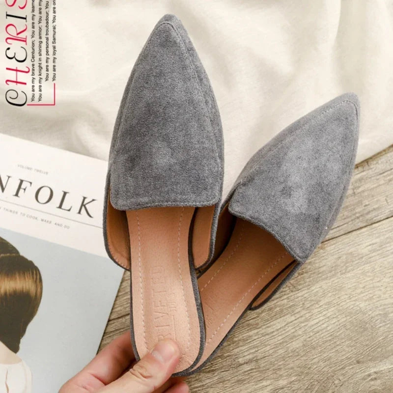 Elegante suède muiltjes met spitse neus voor dames, zwart, luxueuze uitstraling, ideaal voor modebewuste vrouwen.
