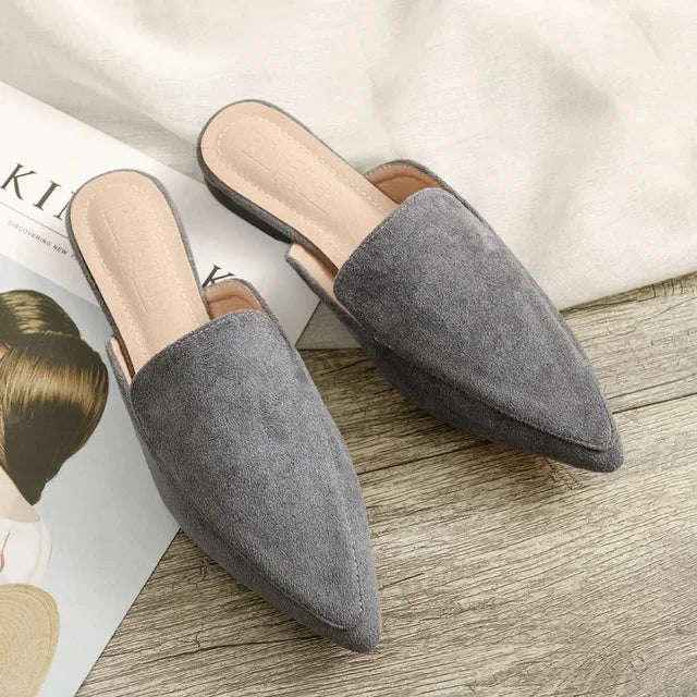 Elegante suède muiltjes met spitse neus voor dames, zwart, luxueuze uitstraling, ideaal voor modebewuste vrouwen.
