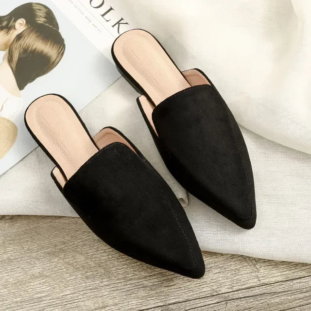 Elegante suède muiltjes met spitse neus voor dames, zwart, luxueuze uitstraling, ideaal voor modebewuste vrouwen.