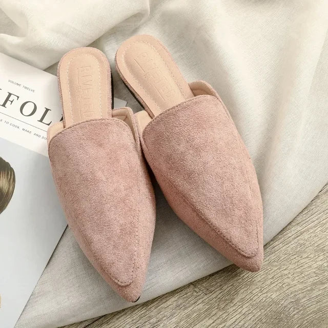 Elegante suède muiltjes met spitse neus voor dames, zwart, luxueuze uitstraling, ideaal voor modebewuste vrouwen.