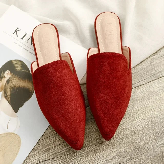Elegante suède muiltjes met spitse neus voor dames, zwart, luxueuze uitstraling, ideaal voor modebewuste vrouwen.