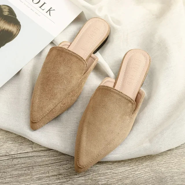 Elegante suède muiltjes met spitse neus voor dames, zwart, luxueuze uitstraling, ideaal voor modebewuste vrouwen.