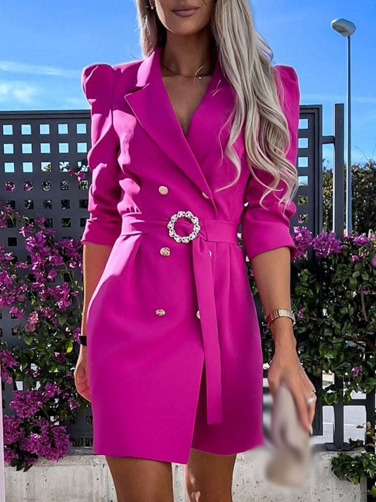 Model draagt SuziesBlazer dames blazerjurk. Elegante V-hals jurk, perfect voor elke gelegenheid.