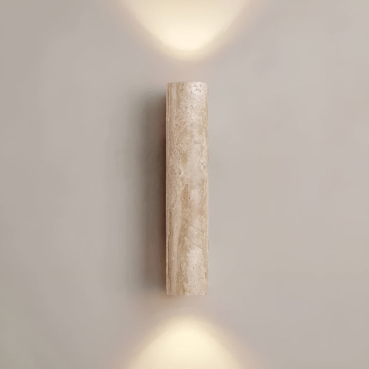 Moderne travertin wandlamp als luxe huisdecoratie, ideaal voor een stijlvolle hal of woonkamer.