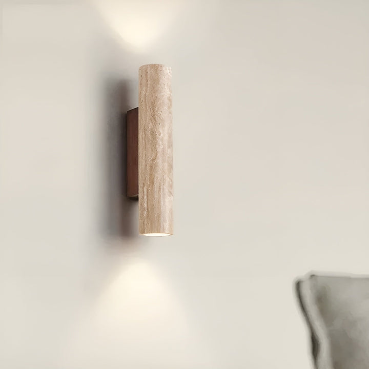 Natuurlijke travertin wandlamp met stijlvolle LED verlichting, luxe design voegt sfeer toe aan je muur.