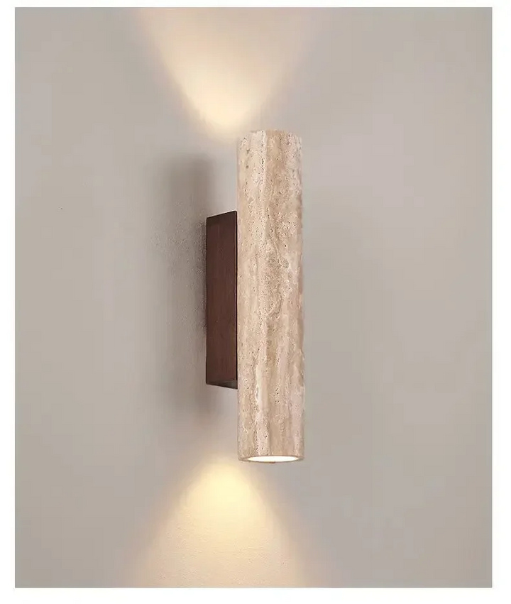 Luxe travertin wandlamp met warm LED licht, stijlvol en modern design voor een energiezuinige sfeer.