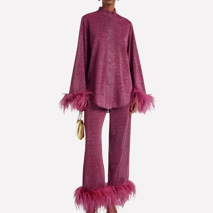 Elegante tweedelige set voor vrouwen met chique veren aan mouwen en broekspijpen, perfect voor avondkleding.