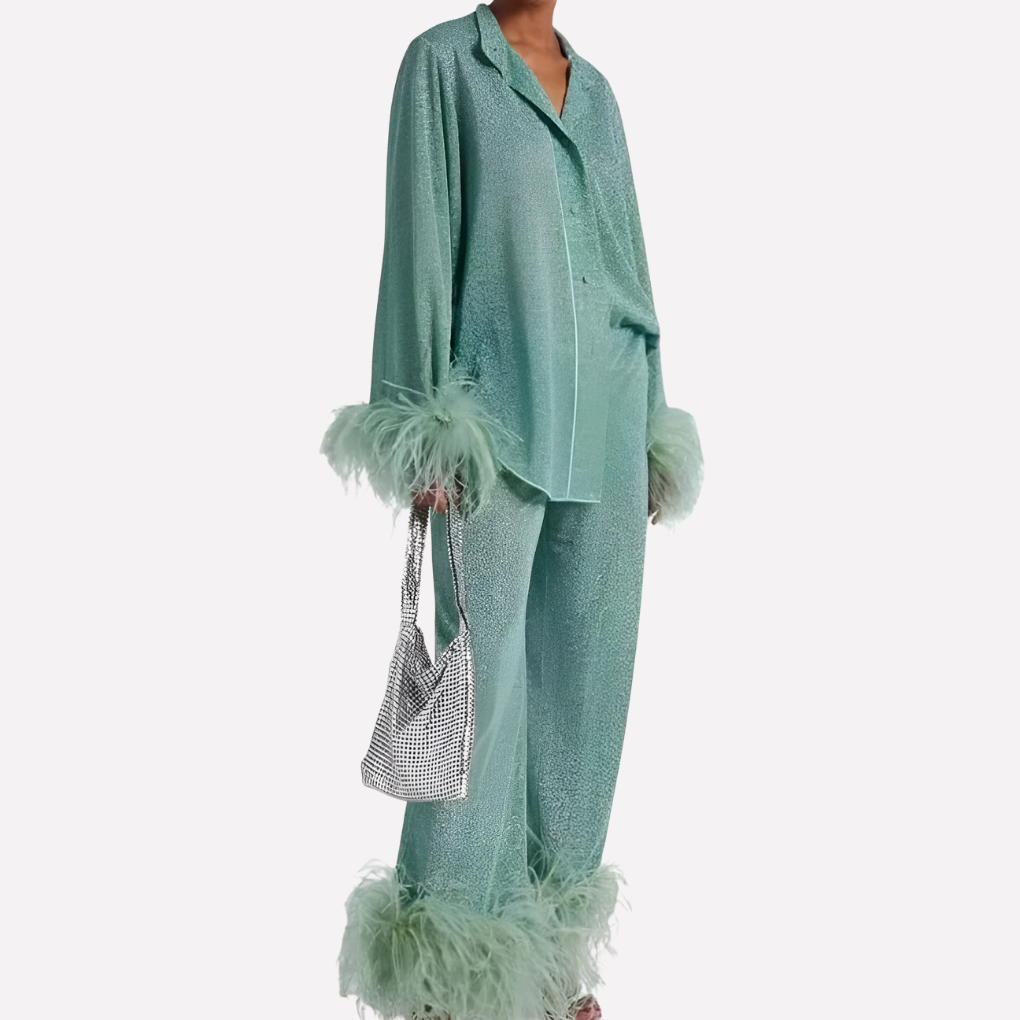 Modieuze tweedelige set voor vrouwen, met luxe veren details, geschikt voor diverse gelegenheden.