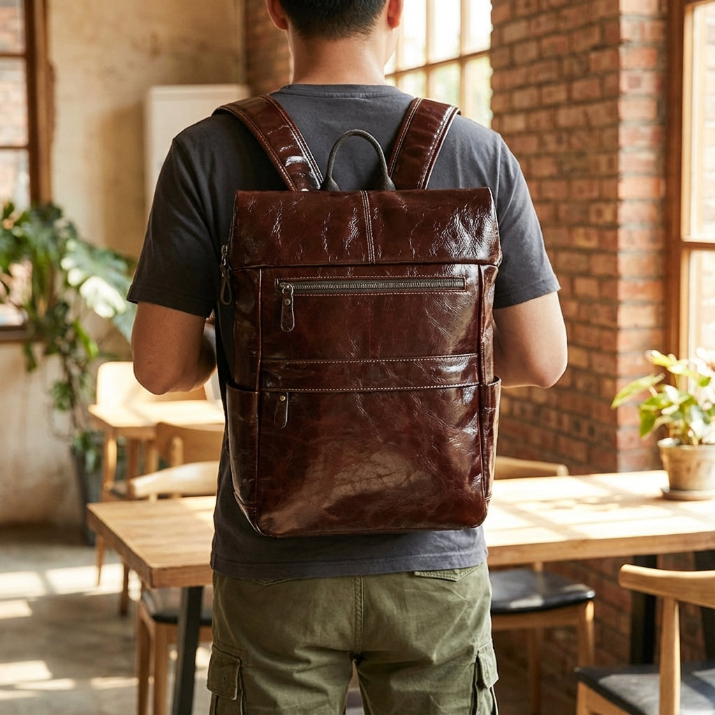 Elegante unisex rugzak van toplaag runderleer met laptopvak. Perfect voor zakelijk of dagelijks gebruik, Leatherlyx.