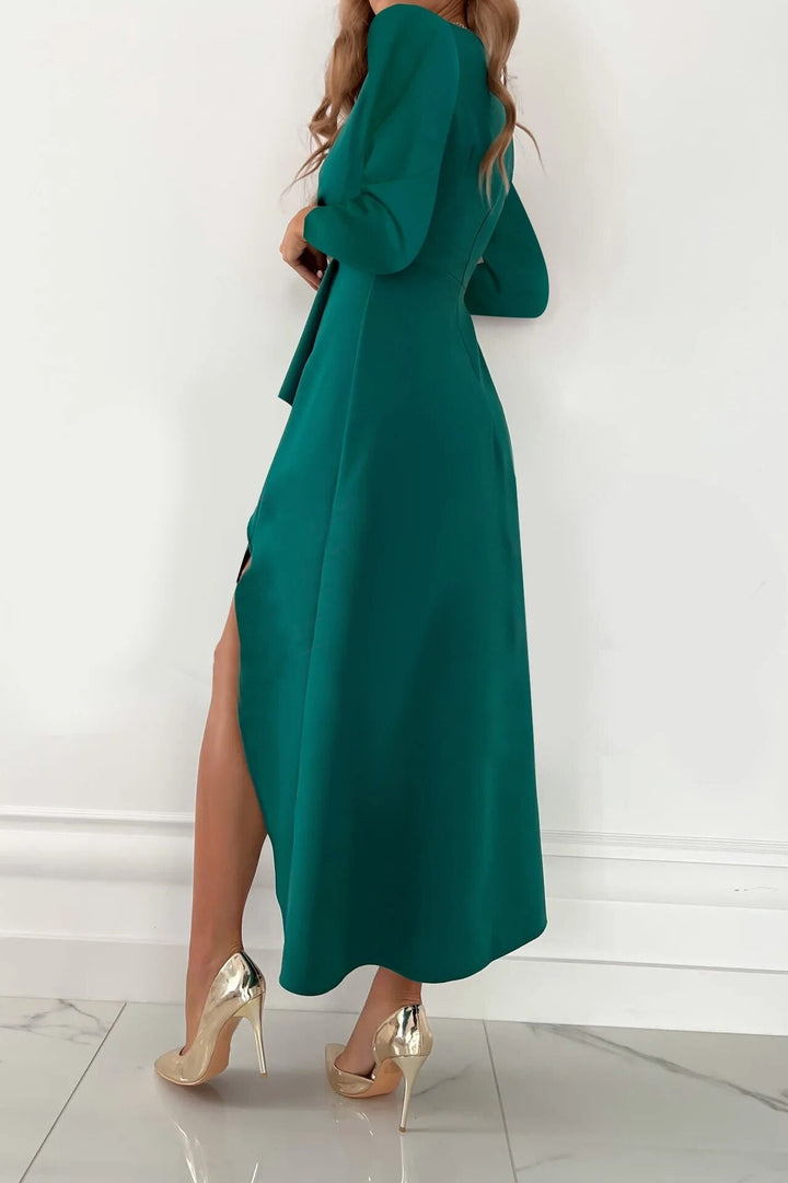 Mooie elegante damesjurk met V-hals. Deze veelzijdige midi jurk is een must-have voor elke gelegenheid.