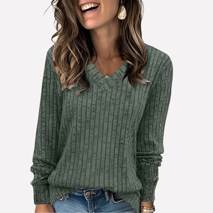 Trendy groene V-hals damestop met lange mouwen, perfect voor een casual maar elegante herfstlook.